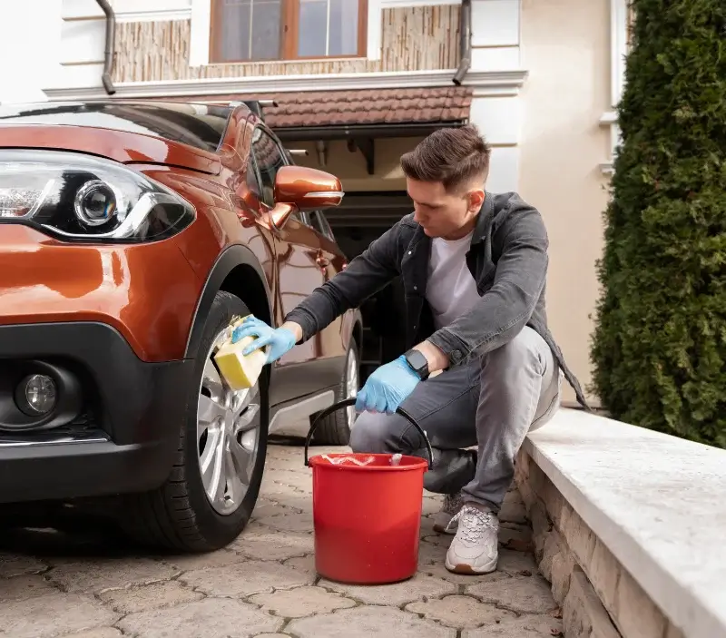 Lavage auto à domicile Cognocoli-Monticchi : professionnel intervenant sur un véhicule